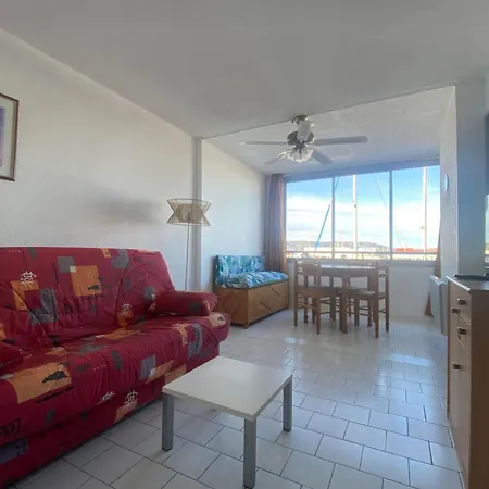 With Harbor And Pond View פרונטיניאן